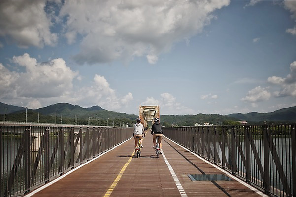 포토 JPG 주간 전신 커플 여자 남자 20대 성인 야외 두명 뒷모습 한국인 승차 사이클링 라이딩 미니벨로 양평 자전거도로 가교 성인만 국내포토 자연요소 건축물 뷰포인트 관계 모션 사람 동양인 청년 자전거 육상스포츠 경기도 전용도로 파일형식