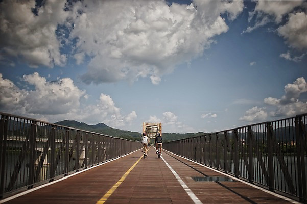 포토 JPG 주간 전신 커플 여자 남자 20대 성인 야외 두명 뒷모습 한국인 승차 사이클링 라이딩 미니벨로 양평 자전거도로 가교 성인만 국내포토 자연요소 건축물 뷰포인트 관계 모션 사람 동양인 청년 자전거 육상스포츠 경기도 전용도로 파일형식