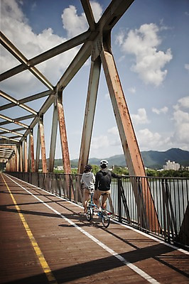 포토 JPG 주간 전신 커플 여자 남자 여유 휴식 서기 앉기 20대 성인 야외 두명 뒷모습 한국인 사이클링 라이딩 미니벨로 양평 자전거도로 가교 성인만 국내포토 자연요소 건축물 감정 뷰포인트 컨셉 관계 모션 사람 동양인 청년 자전거 육상스포츠 경기도 전용도로 파일형식