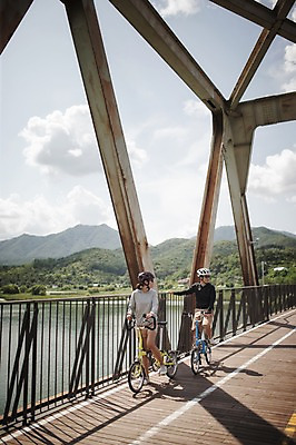 포토 JPG 주간 전신 커플 여자 남자 여유 휴식 서기 앉기 20대 성인 야외 두명 앞모습 한국인 뒤돌아보기 사이클링 라이딩 미니벨로 양평 자전거도로 가교 성인만 국내포토 자연요소 건축물 감정 뷰포인트 컨셉 관계 모션 사람 동양인 청년 자전거 육상스포츠 경기도 전용도로 파일형식