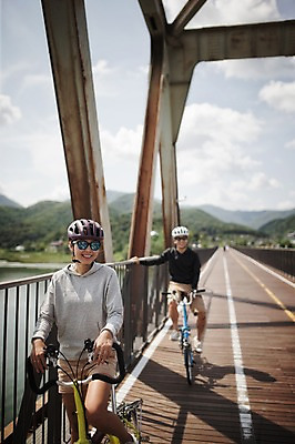 포토 JPG 주간 커플 여자 남자 여유 휴식 서기 미소 앉기 상반신 20대 성인 야외 두명 앞모습 한국인 사이클링 라이딩 미니벨로 양평 자전거도로 가교 성인만 국내포토 자연요소 건축물 감정 뷰포인트 컨셉 관계 모션 표정 사람 동양인 청년 자전거 육상스포츠 경기도 전용도로 파일형식
