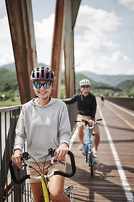 포토 JPG 주간 전신 커플 여자 남자 여유 휴식 서기 미소 앉기 상반신 20대 성인 야외 두명 앞모습 한국인 사이클링 라이딩 미니벨로 양평 자전거도로 가교 성인만 국내포토 자연요소 건축물 감정 뷰포인트 컨셉 관계 모션 표정 사람 동양인 청년 자전거 육상스포츠 경기도 전용도로 파일형식