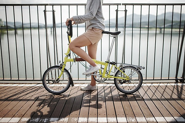 포토 JPG 주간 여자 휴식 한명 서기 20대 야외 옆모습 한국인 하반신 사이클링 라이딩 미니벨로 양평 자전거도로 가교 여자만 성인여자만 청년여자만 성인여자한명만 국내포토 자연요소 1 건축물 뷰포인트 컨셉 모션 사람 동양인 청년 자전거 육상스포츠 경기도 전용도로 여자한명만 청년만 성인만 파일형식