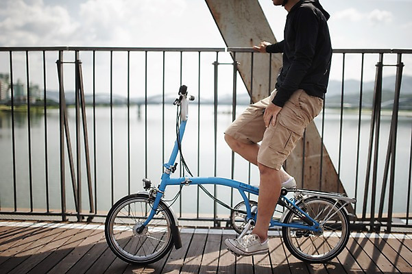 포토 JPG 주간 남자 휴식 한명 앉기 20대 야외 옆모습 한국인 하반신 승차 사이클링 라이딩 미니벨로 양평 자전거도로 가교 남자만 성인남자만 청년남자만 성인남자한명만 국내포토 자연요소 1 건축물 뷰포인트 컨셉 모션 사람 동양인 청년 자전거 육상스포츠 경기도 전용도로 남자한명만 청년만 성인만 파일형식