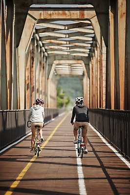 포토 JPG 주간 전신 커플 여자 남자 20대 성인 야외 두명 뒷모습 한국인 승차 사이클링 라이딩 미니벨로 양평 자전거도로 가교 성인만 국내포토 자연요소 건축물 뷰포인트 관계 모션 사람 동양인 청년 자전거 육상스포츠 경기도 전용도로 파일형식