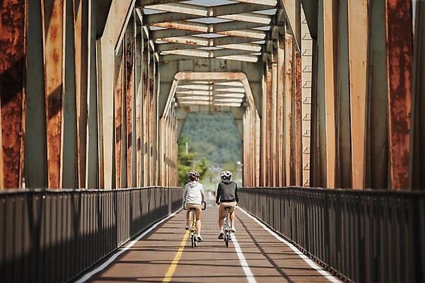 포토 JPG 주간 전신 커플 여자 남자 20대 성인 야외 두명 뒷모습 한국인 승차 사이클링 라이딩 미니벨로 양평 자전거도로 가교 성인만 국내포토 자연요소 건축물 뷰포인트 관계 모션 사람 동양인 청년 자전거 육상스포츠 경기도 전용도로 파일형식