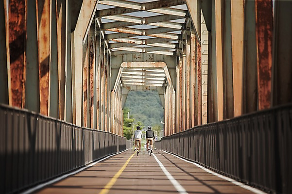 포토 JPG 주간 전신 커플 여자 남자 20대 성인 야외 두명 뒷모습 한국인 승차 사이클링 라이딩 미니벨로 양평 자전거도로 가교 성인만 국내포토 자연요소 건축물 뷰포인트 관계 모션 사람 동양인 청년 자전거 육상스포츠 경기도 전용도로 파일형식