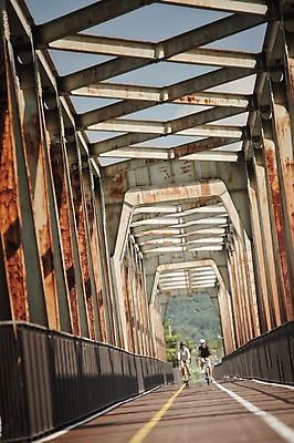 포토 JPG 주간 전신 커플 여자 남자 20대 성인 야외 두명 앞모습 한국인 승차 사이클링 라이딩 미니벨로 양평 자전거도로 가교 성인만 국내포토 자연요소 건축물 뷰포인트 관계 모션 사람 동양인 청년 자전거 육상스포츠 경기도 전용도로 파일형식