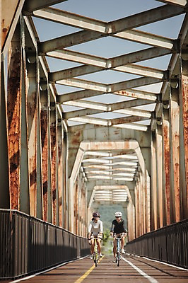 포토 JPG 주간 전신 커플 여자 남자 20대 성인 야외 두명 앞모습 한국인 승차 사이클링 라이딩 미니벨로 양평 자전거도로 가교 성인만 국내포토 자연요소 건축물 뷰포인트 관계 모션 사람 동양인 청년 자전거 육상스포츠 경기도 전용도로 파일형식