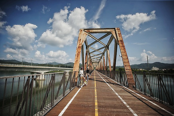 포토 JPG 주간 전신 커플 여자 남자 여유 휴식 서기 앉기 20대 성인 야외 두명 앞모습 한국인 뒤돌아보기 사이클링 라이딩 미니벨로 양평 자전거도로 가교 성인만 국내포토 자연요소 건축물 감정 뷰포인트 컨셉 관계 모션 사람 동양인 청년 자전거 육상스포츠 경기도 전용도로 파일형식