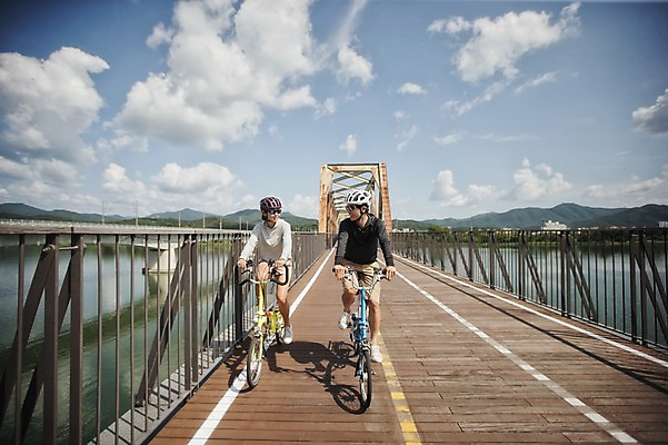 포토 JPG 주간 전신 커플 여자 남자 20대 야외 앞모습 마주보기 한국인 승차 사이클링 라이딩 미니벨로 양평 자전거도로 가교 성인만 국내포토 자연요소 건축물 뷰포인트 관계 모션 사람 동양인 청년 자전거 육상스포츠 경기도 전용도로 파일형식