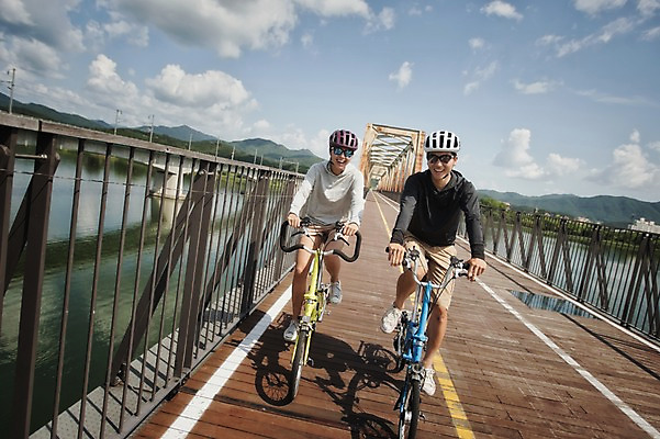 포토 JPG 주간 전신 커플 여자 남자 미소 20대 야외 앞모습 한국인 승차 사이클링 라이딩 미니벨로 양평 자전거도로 가교 성인만 국내포토 자연요소 건축물 뷰포인트 관계 모션 표정 사람 동양인 청년 자전거 육상스포츠 경기도 전용도로 파일형식