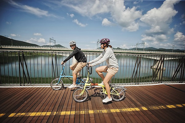 포토 JPG 주간 전신 커플 여자 남자 20대 야외 옆모습 한국인 승차 사이클링 라이딩 미니벨로 양평 자전거도로 가교 성인만 국내포토 자연요소 건축물 뷰포인트 관계 모션 사람 동양인 청년 자전거 육상스포츠 경기도 전용도로 파일형식