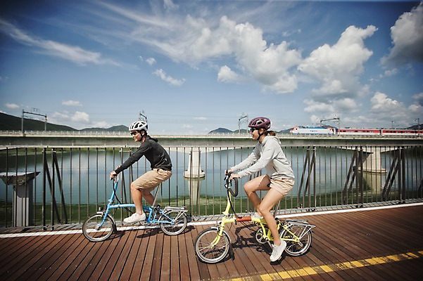 포토 JPG 주간 전신 커플 여자 남자 20대 야외 옆모습 한국인 승차 사이클링 라이딩 미니벨로 양평 자전거도로 가교 성인만 국내포토 자연요소 건축물 뷰포인트 관계 모션 사람 동양인 청년 자전거 육상스포츠 경기도 전용도로 파일형식