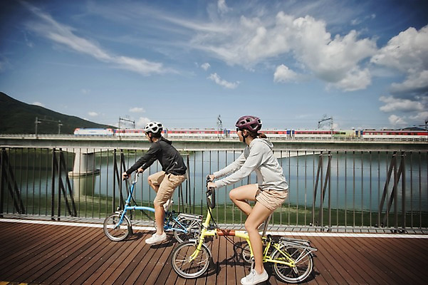 포토 JPG 주간 전신 커플 여자 남자 20대 야외 옆모습 한국인 승차 사이클링 라이딩 미니벨로 양평 자전거도로 가교 성인만 국내포토 자연요소 건축물 뷰포인트 관계 모션 사람 동양인 청년 자전거 육상스포츠 경기도 전용도로 파일형식