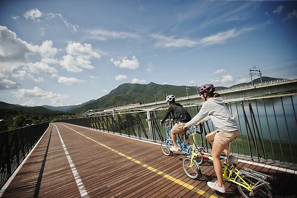 포토 JPG 주간 전신 커플 여자 남자 20대 야외 뒷모습 한국인 승차 사이클링 라이딩 미니벨로 양평 자전거도로 가교 성인만 국내포토 자연요소 건축물 뷰포인트 관계 모션 사람 동양인 청년 자전거 육상스포츠 경기도 전용도로 파일형식