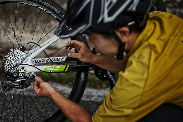 포토 JPG 주간 남자 한명 상반신 20대 야외 한국인 수리 사이클링 점검 라이딩 산악자전거 양평 자전거체인 남자만 성인남자만 청년남자만 성인남자한명만 국내포토 자연요소 1 사람 동양인 청년 자전거 육상스포츠 경기도 남자한명만 청년만 성인만 파일형식