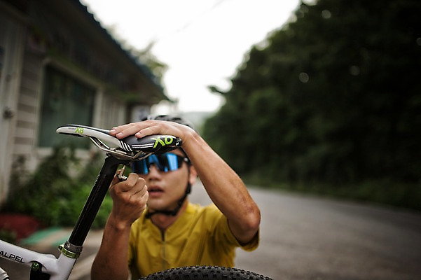 포토 JPG 주간 남자 한명 상반신 20대 야외 앞모습 아웃포커스 한국인 수리 사이클링 점검 안장 라이딩 산악자전거 양평 남자만 성인남자만 청년남자만 성인남자한명만 국내포토 자연요소 1 뷰포인트 촬영기법 사람 동양인 청년 자전거 육상스포츠 경기도 남자한명만 청년만 성인만 파일형식