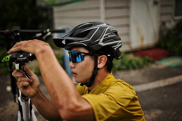 포토 JPG 주간 남자 한명 상반신 20대 야외 옆모습 아웃포커스 한국인 수리 사이클링 점검 안장 라이딩 산악자전거 양평 남자만 성인남자만 청년남자만 성인남자한명만 국내포토 자연요소 1 뷰포인트 촬영기법 사람 동양인 청년 자전거 육상스포츠 경기도 남자한명만 청년만 성인만 파일형식