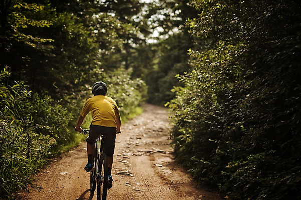 포토 JPG 주간 전신 남자 한명 20대 야외 뒷모습 한국인 승차 사이클링 라이딩 비포장도로 산악자전거 양평 유명산 남자만 성인남자만 청년남자만 성인남자한명만 국내포토 자연요소 1 도로 뷰포인트 모션 산 사람 동양인 청년 자전거 육상스포츠 경기도 남자한명만 청년만 성인만 파일형식