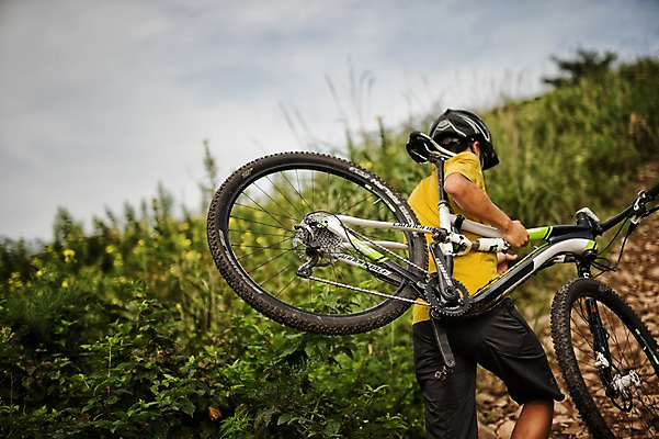 포토 JPG 주간 남자 한명 들기 상반신 20대 야외 뒷모습 걷기 한국인 사이클링 라이딩 산악자전거 양평 유명산 남자만 성인남자만 청년남자만 성인남자한명만 국내포토 자연요소 1 뷰포인트 모션 산 사람 동양인 청년 자전거 육상스포츠 경기도 남자한명만 청년만 성인만 파일형식