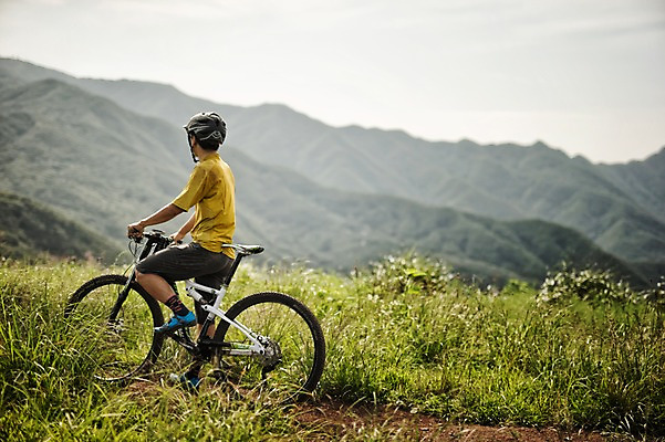 포토 JPG 주간 전신 남자 휴식 한명 서기 20대 야외 옆모습 한국인 사이클링 라이딩 비포장도로 산악자전거 양평 유명산 남자만 성인남자만 청년남자만 성인남자한명만 국내포토 자연요소 1 도로 뷰포인트 컨셉 모션 산 사람 동양인 청년 자전거 육상스포츠 경기도 남자한명만 청년만 성인만 파일형식