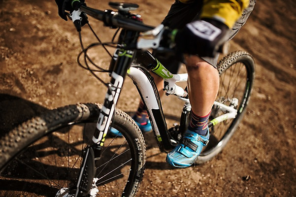 포토 JPG 주간 남자 한명 서기 20대 야외 한국인 하반신 사이클링 라이딩 비포장도로 산악자전거 양평 유명산 남자만 성인남자만 청년남자만 성인남자한명만 국내포토 자연요소 1 도로 모션 산 사람 동양인 청년 자전거 육상스포츠 경기도 남자한명만 청년만 성인만 파일형식