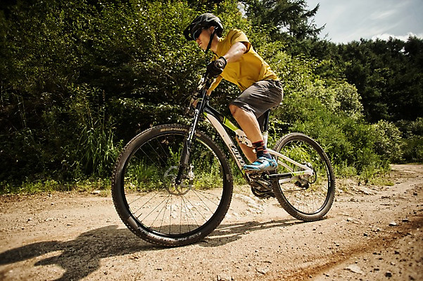 포토 JPG 주간 전신 남자 한명 20대 야외 옆모습 한국인 승차 사이클링 라이딩 비포장도로 산악자전거 양평 유명산 남자만 성인남자만 청년남자만 성인남자한명만 국내포토 자연요소 1 도로 뷰포인트 모션 산 사람 동양인 청년 자전거 육상스포츠 경기도 남자한명만 청년만 성인만 파일형식