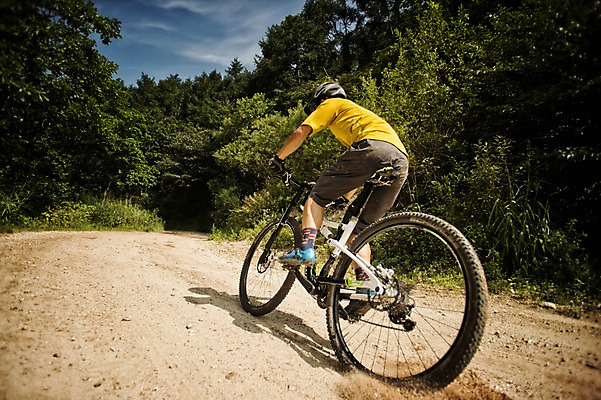 포토 JPG 주간 전신 남자 한명 20대 야외 뒷모습 한국인 승차 사이클링 라이딩 비포장도로 산악자전거 양평 유명산 남자만 성인남자만 청년남자만 성인남자한명만 국내포토 자연요소 1 도로 뷰포인트 모션 산 사람 동양인 청년 자전거 육상스포츠 경기도 남자한명만 청년만 성인만 파일형식