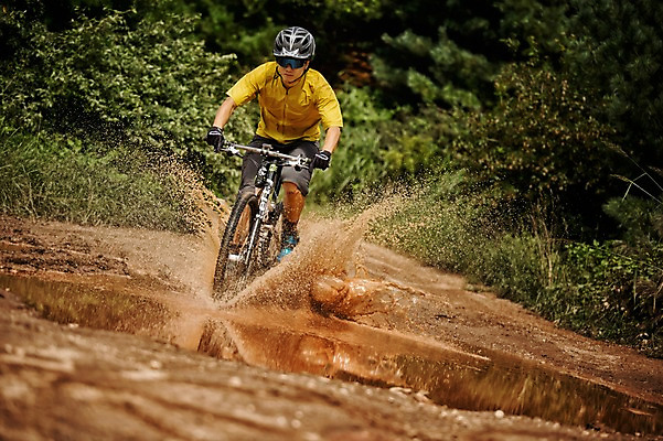 포토 JPG 주간 전신 남자 한명 20대 야외 앞모습 한국인 승차 튀는물 웅덩이 사이클링 라이딩 비포장도로 산악자전거 양평 유명산 남자만 성인남자만 청년남자만 성인남자한명만 국내포토 자연요소 1 도로 뷰포인트 모션 산 사람 동양인 청년 자전거 육상스포츠 액체표현 경기도 스플래쉬 남자한명만 청년만 성인만 파일형식
