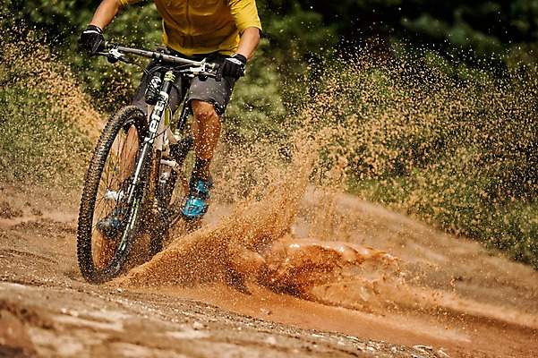 포토 JPG 주간 남자 한명 20대 야외 앞모습 한국인 하반신 승차 튀는물 웅덩이 사이클링 라이딩 비포장도로 산악자전거 양평 유명산 남자만 성인남자만 청년남자만 성인남자한명만 국내포토 자연요소 1 도로 뷰포인트 모션 산 사람 동양인 청년 자전거 육상스포츠 액체표현 경기도 스플래쉬 남자한명만 청년만 성인만 파일형식