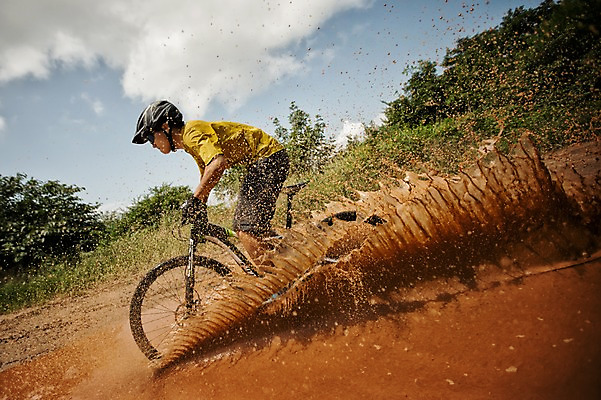 포토 JPG 주간 남자 한명 상반신 20대 야외 옆모습 한국인 승차 튀는물 웅덩이 사이클링 라이딩 비포장도로 산악자전거 양평 유명산 남자만 성인남자만 청년남자만 성인남자한명만 국내포토 자연요소 1 도로 뷰포인트 모션 산 사람 동양인 청년 자전거 육상스포츠 액체표현 경기도 스플래쉬 남자한명만 청년만 성인만 파일형식