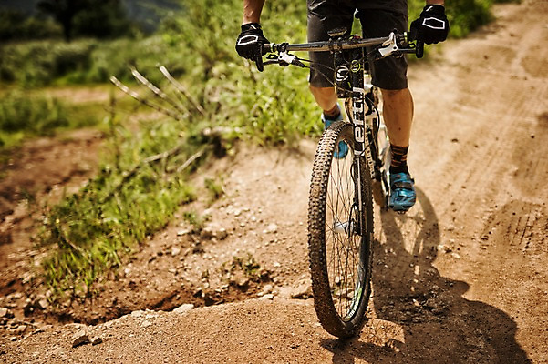 포토 JPG 주간 손 남자 장갑 한명 야외 신체부위 하반신 다리 잡기 승차 사이클링 라이딩 비포장도로 산악자전거 양평 유명산 국내포토 자연요소 1 잡화 도로 모션 산 사람 자전거 육상스포츠 경기도 파일형식