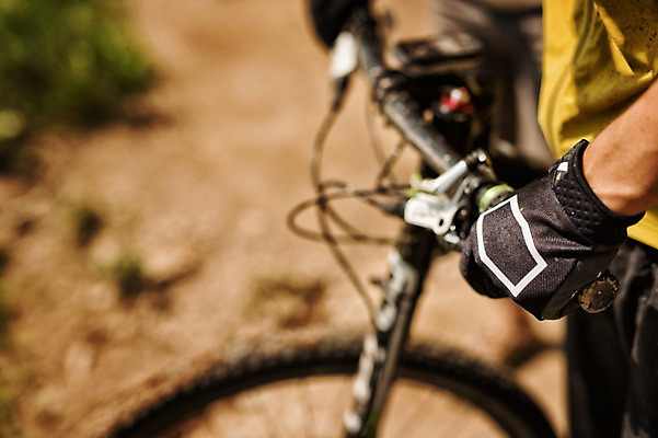 포토 JPG 주간 손 남자 장갑 한명 야외 아웃포커스 신체부위 잡기 핸들 사이클링 라이딩 산악자전거 양평 국내포토 자연요소 1 잡화 모션 촬영기법 사람 자전거 육상스포츠 경기도 파일형식