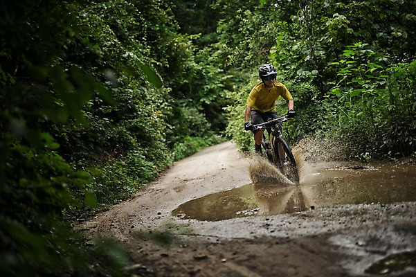 포토 JPG 주간 남자 한명 상반신 20대 야외 앞모습 한국인 승차 튀는물 웅덩이 사이클링 라이딩 비포장도로 산악자전거 양평 유명산 남자만 성인남자만 청년남자만 성인남자한명만 국내포토 자연요소 1 도로 뷰포인트 모션 산 사람 동양인 청년 자전거 육상스포츠 액체표현 경기도 스플래쉬 남자한명만 청년만 성인만 파일형식