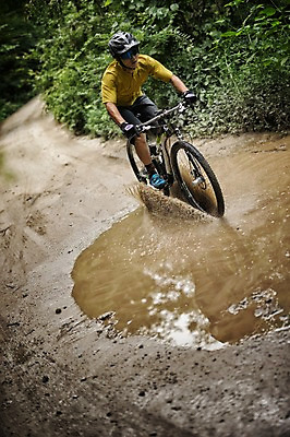 포토 JPG 주간 남자 한명 상반신 20대 야외 앞모습 한국인 승차 튀는물 웅덩이 사이클링 라이딩 비포장도로 산악자전거 양평 유명산 남자만 성인남자만 청년남자만 성인남자한명만 국내포토 자연요소 1 도로 뷰포인트 모션 산 사람 동양인 청년 자전거 육상스포츠 액체표현 경기도 스플래쉬 남자한명만 청년만 성인만 파일형식