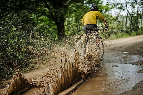 포토 JPG 주간 남자 한명 상반신 20대 야외 뒷모습 한국인 승차 튀는물 웅덩이 사이클링 라이딩 비포장도로 산악자전거 양평 유명산 남자만 성인남자만 청년남자만 성인남자한명만 국내포토 자연요소 1 도로 뷰포인트 모션 산 사람 동양인 청년 자전거 육상스포츠 액체표현 경기도 스플래쉬 남자한명만 청년만 성인만 파일형식
