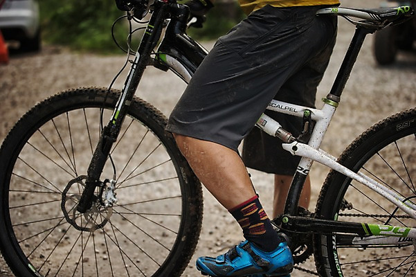 포토 JPG 주간 남자 한명 서기 야외 옆모습 아웃포커스 신체부위 하반신 다리 사이클링 라이딩 산악자전거 양평 국내포토 자연요소 1 뷰포인트 모션 촬영기법 사람 자전거 육상스포츠 경기도 파일형식