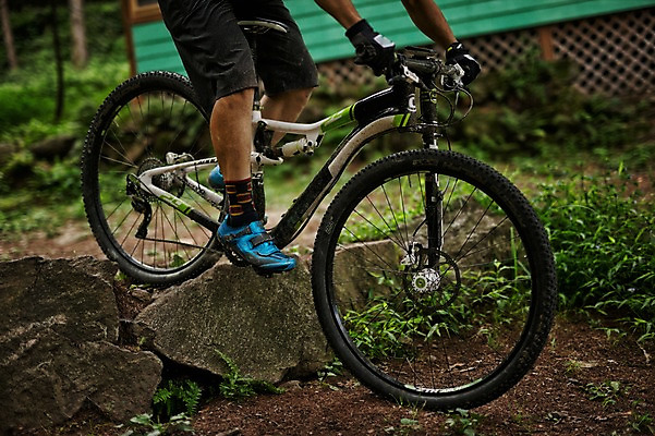 포토 JPG 주간 손 남자 한명 야외 옆모습 신체부위 하반신 바위 다리 승차 사이클링 내리막 라이딩 산악자전거 양평 국내포토 자연요소 1 뷰포인트 모션 사람 자전거 돌_바위 육상스포츠 경기도 파일형식