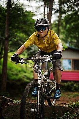 포토 JPG 주간 전신 남자 한명 20대 야외 앞모습 한국인 바위 승차 사이클링 라이딩 산악자전거 양평 유명산 남자만 성인남자만 청년남자만 성인남자한명만 국내포토 자연요소 1 뷰포인트 모션 산 사람 동양인 청년 자전거 돌_바위 육상스포츠 경기도 남자한명만 청년만 성인만 파일형식