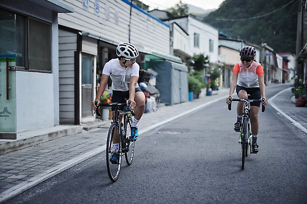 포토 JPG 주간 전신 여자 남자 도로 20대 성인 야외 두명 앞모습 마을 한국인 승차 강원도 사이클링 라이딩 로드자전거 성인만 국내포토 자연요소 길 뷰포인트 교통시설 모션 한국 사람 동양인 청년 자전거 육상스포츠 파일형식