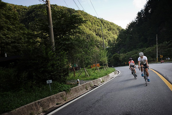 포토 JPG 주간 전신 여자 남자 도로 20대 성인 야외 두명 앞모습 한국인 승차 강원도 사이클링 라이딩 로드자전거 성인만 함백산 만항재 국내포토 자연요소 길 뷰포인트 교통시설 모션 산 한국 사람 동양인 청년 자전거 육상스포츠 정선 파일형식