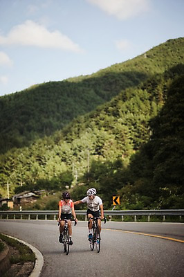 포토 JPG 주간 전신 여자 남자 도로 20대 성인 야외 두명 앞모습 한국인 자신감 승차 강원도 격려 사이클링 라이딩 로드자전거 성인만 만항재 국내포토 자연요소 감정 길 뷰포인트 교통시설 모션 한국 사람 동양인 청년 자전거 육상스포츠 정선 파일형식