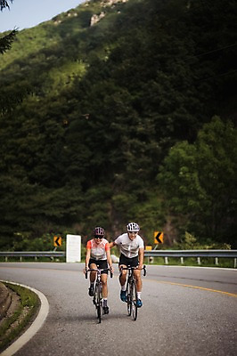 포토 JPG 주간 전신 여자 남자 도로 20대 성인 야외 두명 앞모습 한국인 자신감 승차 강원도 격려 사이클링 라이딩 로드자전거 성인만 만항재 국내포토 자연요소 감정 길 뷰포인트 교통시설 모션 한국 사람 동양인 청년 자전거 육상스포츠 정선 파일형식