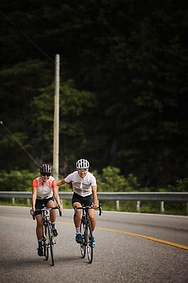 포토 JPG 주간 전신 여자 남자 도로 20대 성인 야외 두명 앞모습 한국인 자신감 승차 강원도 격려 사이클링 라이딩 로드자전거 성인만 만항재 국내포토 자연요소 감정 길 뷰포인트 교통시설 모션 한국 사람 동양인 청년 자전거 육상스포츠 정선 파일형식