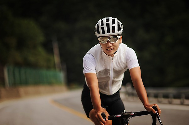 포토 JPG 남자 도로 고글 한명 상반신 20대 야외 앞모습 아웃포커스 한국인 승차 헬멧 강원도 사이클링 라이딩 로드자전거 남자만 성인남자만 청년남자만 성인남자한명만 만항재 국내포토 1 길 뷰포인트 교통시설 모션 한국 촬영기법 사람 동양인 청년 자전거 보호장비 육상스포츠 정선 남자한명만 청년만 성인만 파일형식