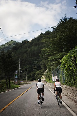 포토 JPG 주간 전신 여자 남자 도로 20대 성인 야외 두명 뒷모습 한국인 승차 강원도 사이클링 라이딩 로드자전거 성인만 함백산 만항재 국내포토 자연요소 길 뷰포인트 교통시설 모션 산 한국 사람 동양인 청년 자전거 육상스포츠 정선 파일형식