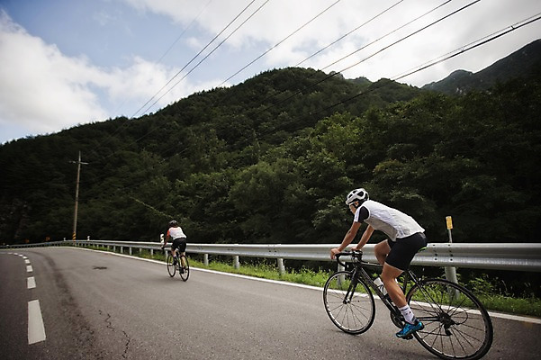 포토 JPG 주간 전신 여자 남자 도로 20대 성인 야외 두명 한국인 승차 강원도 사이클링 라이딩 로드자전거 성인만 함백산 만항재 국내포토 자연요소 길 교통시설 모션 산 한국 사람 동양인 청년 자전거 육상스포츠 정선 파일형식