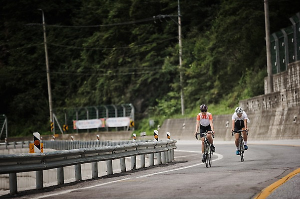 포토 JPG 주간 전신 여자 남자 도로 20대 성인 야외 두명 앞모습 한국인 승차 강원도 사이클링 라이딩 로드자전거 성인만 함백산 만항재 국내포토 자연요소 길 뷰포인트 교통시설 모션 산 한국 사람 동양인 청년 자전거 육상스포츠 정선 파일형식