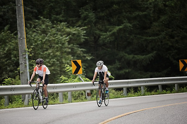 포토 JPG 주간 전신 여자 남자 도로 20대 성인 야외 두명 앞모습 한국인 승차 강원도 사이클링 라이딩 로드자전거 성인만 함백산 만항재 국내포토 자연요소 길 뷰포인트 교통시설 모션 산 한국 사람 동양인 청년 자전거 육상스포츠 정선 파일형식